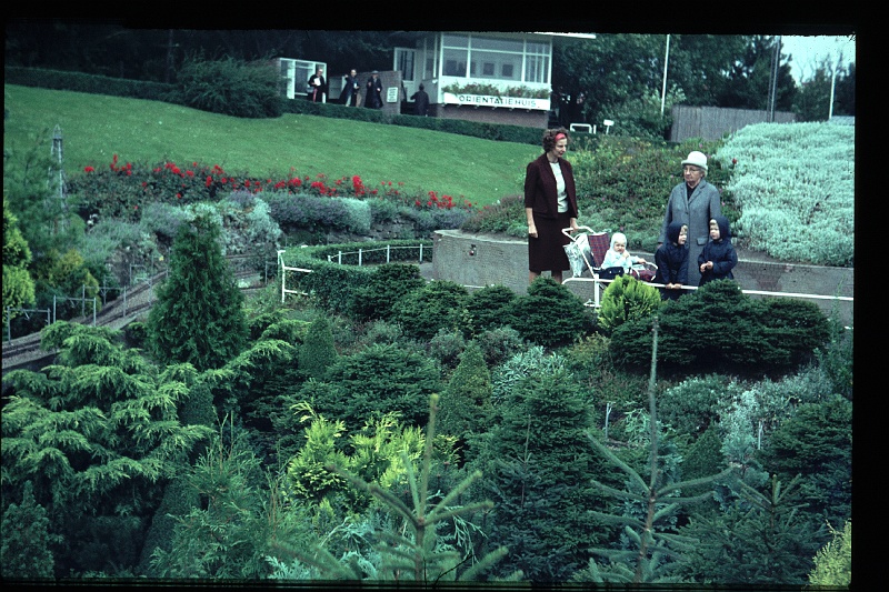 21.Madurodam sep 1966 Wieni,Mama,Brigitte,Marion,Peter.JPG